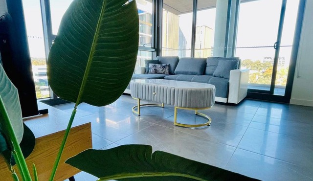 Modern stylish 3 bedroom condo - Parking, Gym, Pool