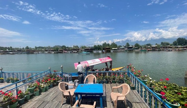 Mossess group of houseboats