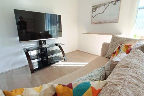 New and Cozy 2 Bedrooms Granny Flat with Aircon & Pool in Baulkham Hills