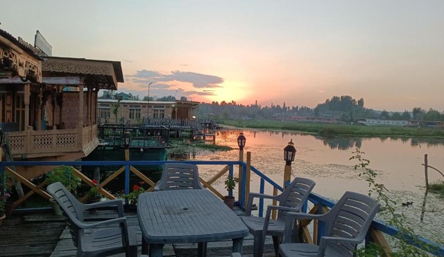 New Dunhill Houseboat