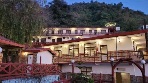 New Orange Tree Classic Fall in Mussoorie with pool & parking