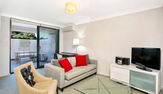 Newtown - NTOWN - Georgina St - Great Newtown One Bedroom Apartment with Private Courtyard