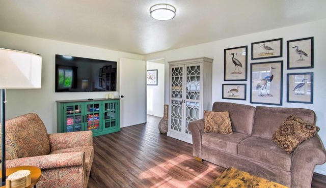 North Bend Home w/Cornhole Court & Putting Green in North Bend