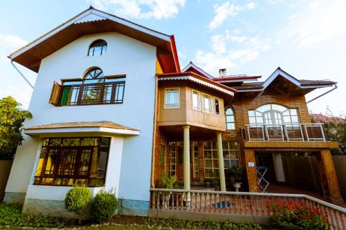 Nuh Villa - A Luxury Homestay near Srinagar Airport