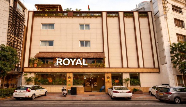 OPO Premier Ro'yal Delhi Airport FREE Airport Pickup