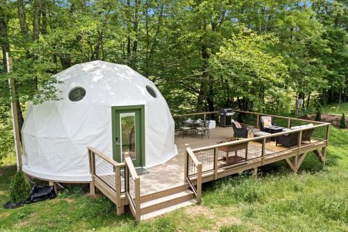 Outstanding Chic Dome with Private Deck in North Carolina in Creston