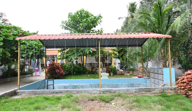 Peaceful Farmhouse Retreat Near the City