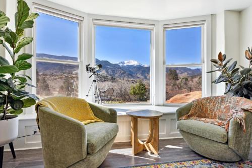 Peak View Guesthouse - Walk to Garden of the Gods - Hot Tub - Epic Views! in Colorado Springs