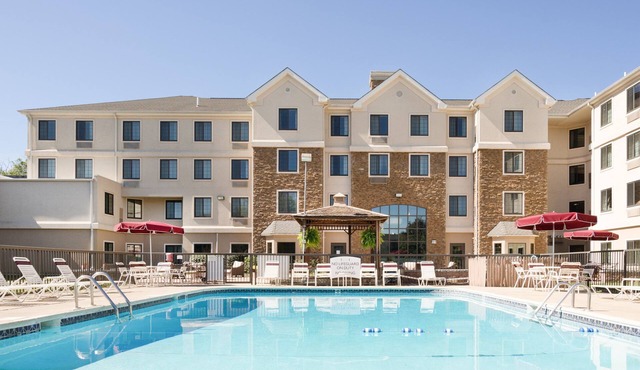 Perfect for Groups! | Pool + Gym + Free Breakfast in Newark