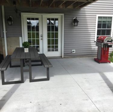 Privacy, entertainment, comfort galore 2 BR LR 1BA Home Theater, Pool Table in Suffield