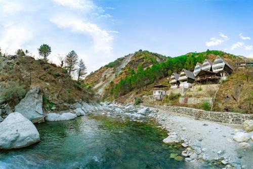 Raj Villas by Serene Resorts - Riverside Luxury Pentagon Villas, Tirthan Valley