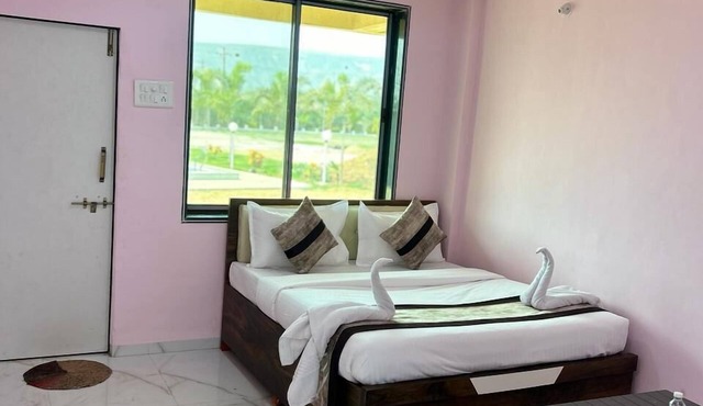 Redwings Resort