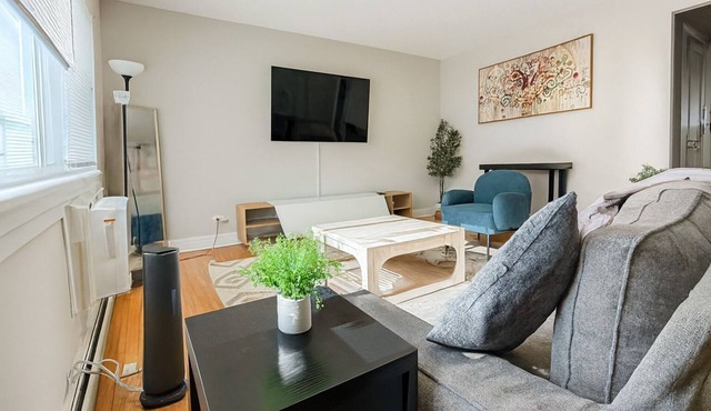 Relaxing 2BR Retreat w/Parking Near O’Hare in Des Plaines