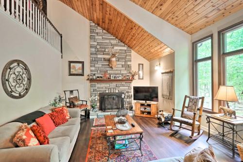 Relaxing Eagle Rock Resort Home - 1 Block to Lake! in Hazleton