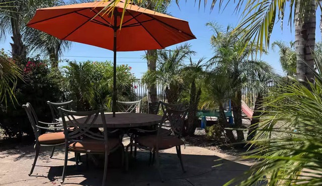 Relaxing Poolside Getaway Guest House in Riverside