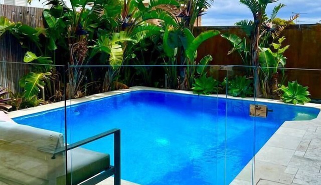 Resort Style home close to Beach with Pool & Sauna in Maroubra