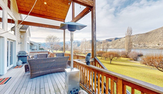 Riverfront home with boat launch, pool, tennis/pickle ball courts, & clubhouse in Orondo