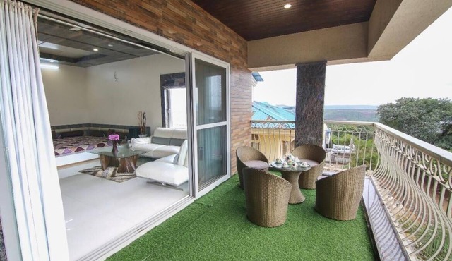 RK Villa: Mountain Escape w/5 King Beds - Pool & Garden Views - Huge Terrace