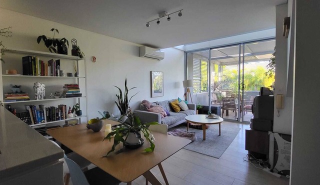 Romantic, bright and quiet loft in Alexandria. Pet friendly