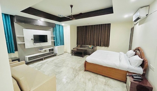 Roomshala 074 Hotel Royal Inn