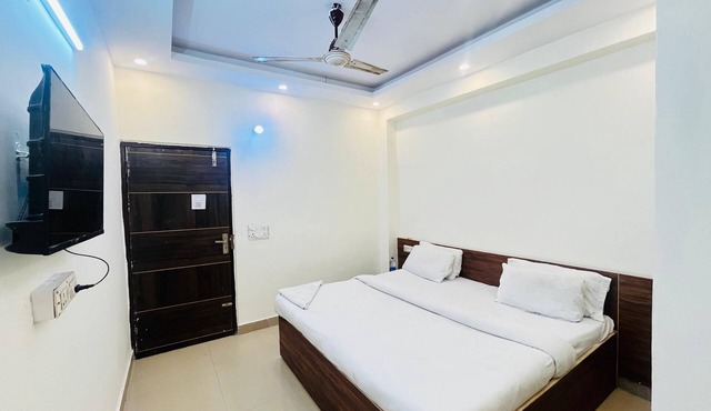 Roomshala Hotel Pub G