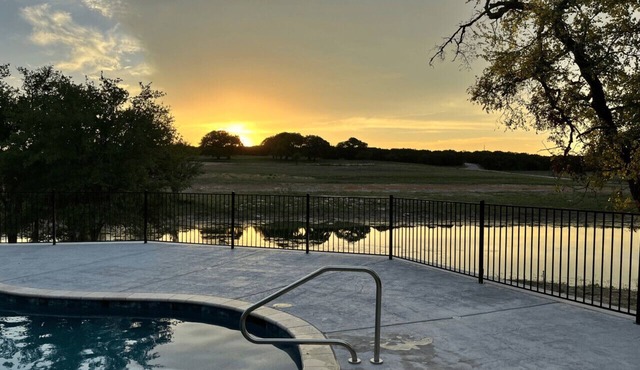 Rustic Elegance-Premier Lakeview Ranch Villa at Twin Canyons Longhorn Ranch in Granbury