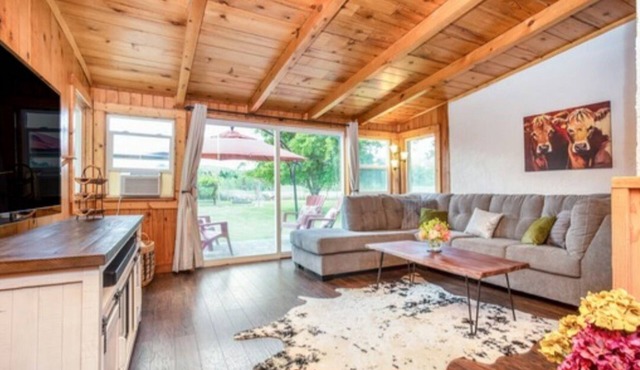 Rustic modern farmhouse. Enjoy the peace and privacy of Uribe farm. in Milton-Freewater