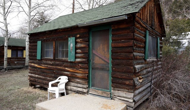 Rustic, Pet Friendly Cabin near the Cache la Poudre River, Perfect for a Mountain Getaway in Bellvue