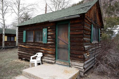 Rustic, Pet Friendly Cabin near the Cache la Poudre River, Perfect for a Mountain Getaway in Glen Echo