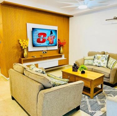 Scenic Solitude 2bhk Mountain View Apartment by Roamhome