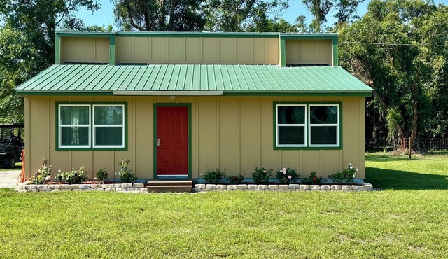 Secluded charming two bedroom cottage in Okeechobee