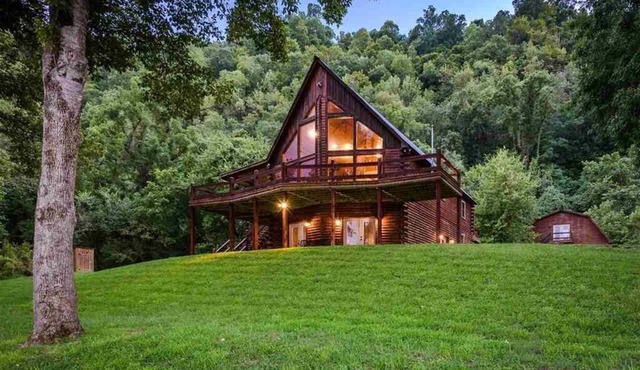 SECLUDED WHITE RIVERFRONT CABIN -SLEEPS 2-10, GREAT FAMILY & FISHERMEN GETAWAY in Norfork