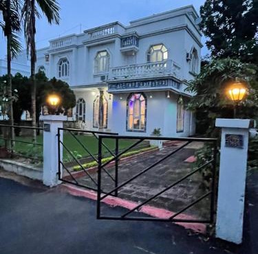 Shantiniketan Bungalow with green lawn