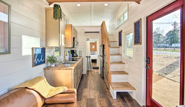 Shared Dock & Lake Access: Daingerfield Tiny Home in Daingerfield