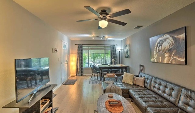 Silver Modern 2BR: Pet-Friendly Oasis w/Fenced Private Garden Near Downtown in Carmichael