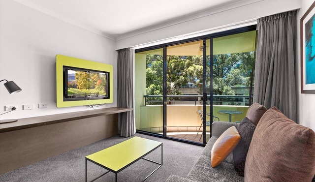 Sleek 1-Bed by Jubilee Park with Pool