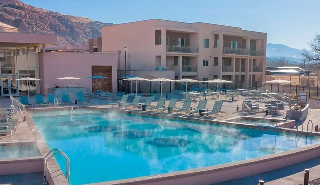 Spacious 2-bedroom, 2-bath resort condo sleeps 6 just minutes from Arches NP in Moab