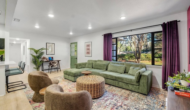 Spacious 4BD - Central Stay w/Backyard & Games in Tallahassee