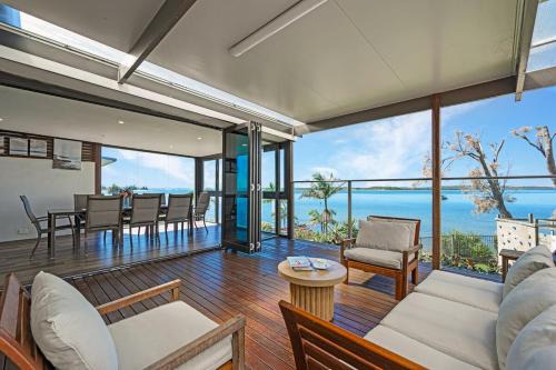 Spacious 4BR Riverfront Getaway in Taren Point
