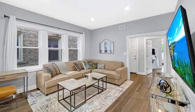 Spacious Haven 8-Min to Chicago Sleeps 10 in Forest Park