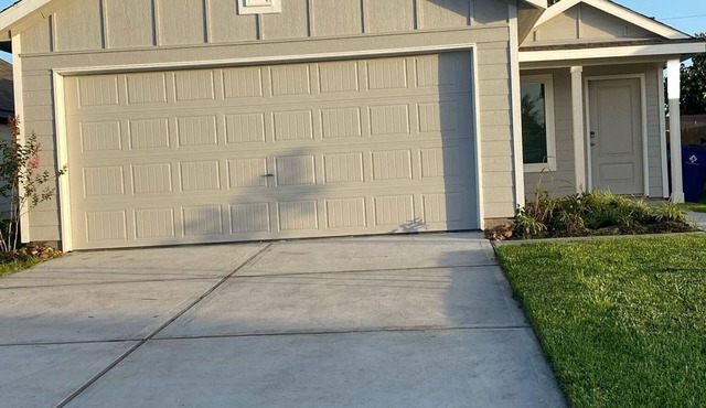Spacious home in Angleton with 3 bedrooms, 2 bathrooms perfect for families in Angleton