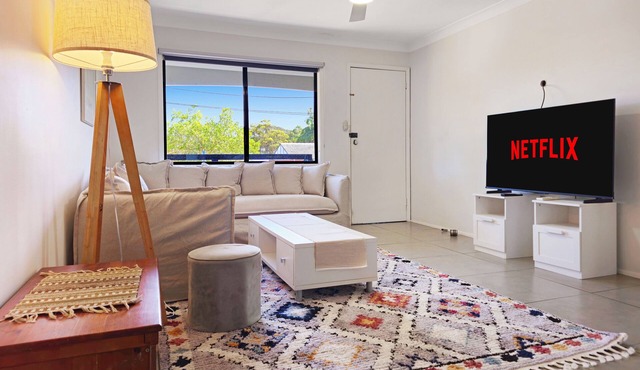 Spacious Home w Secure Yard + Entertaining Deck + Fire Pit ~ Wi-Fi in Berkeley Vale