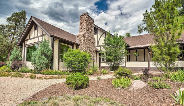 Spacious Manitou Home w/Views in Central Location in Manitou Springs