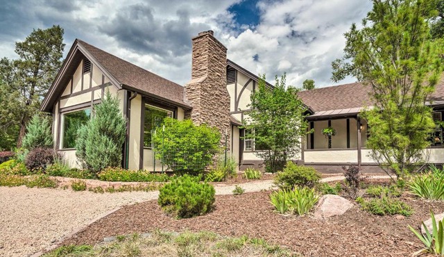 Spacious Manitou Home w/Views in Central Location in Manitou Springs