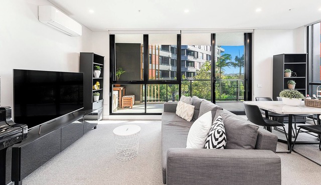 Spacious Modern Apartment close to Sydney Olympic Park and Ferry