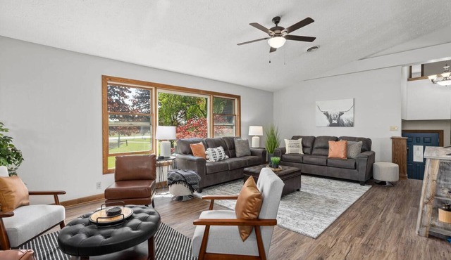 Spacious Modern Farmhouse - Pickle Ball Court & near beach! in Huron Township