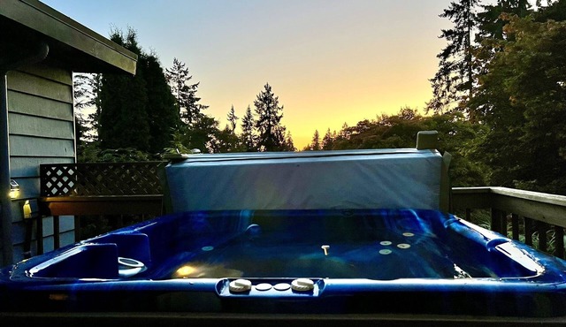 Spacious Oasis with Hot Tub & Yard. 10 minutes to the Ferry and Light Rail in Edmonds