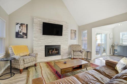 Spacious Rockrimmon Getaway - Sleeps 14 - GameRoom in Colorado Springs