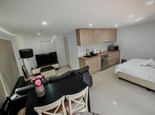 Spacious Studio with Garden close 2train&Westfield in Hornsby