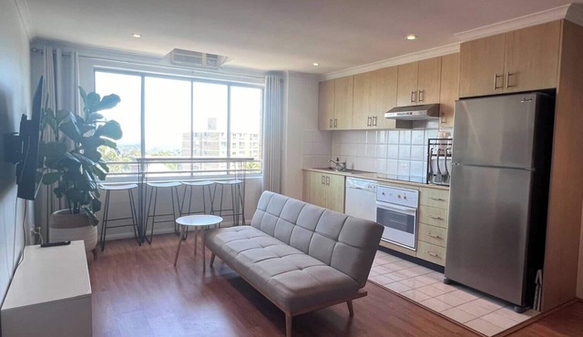 Spacious Sunny Studio with City & Harbour Views - Crows Nest in Crows Nest